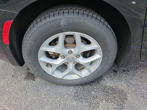 Used 2017 Chrysler Pacifica Touring-L w/ Tire & Wheel Group FWD image 8