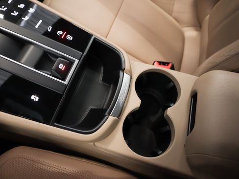 Certified 2026 Porsche Macan AWD/4WD image 17