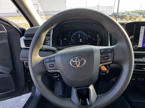 Used 2025 Toyota Camry LE FWD image 7