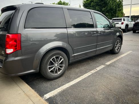 Used 2017 Dodge Grand Caravan SXT FWD image 8
