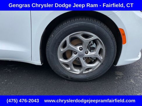 Certified 2024 Chrysler Pacifica Limited FWD image 43