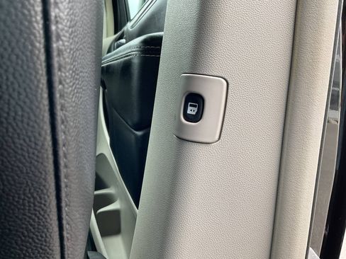 Used 2015 Chrysler Town & Country Touring w/ Driver Convenience Group FWD image 44