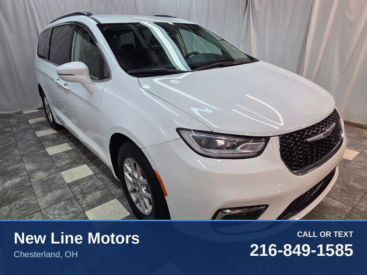 Used 2022 Chrysler Pacifica Touring-L FWD image 1