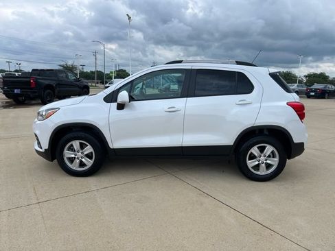 Certified 2022 Chevrolet Trax LT w/ LT Convenience Package AWD/4WD image 2