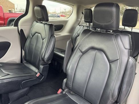 Certified 2023 Chrysler Pacifica Touring-L image 12