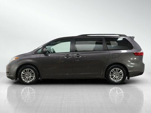 Used 2015 Toyota Sienna XLE image 2