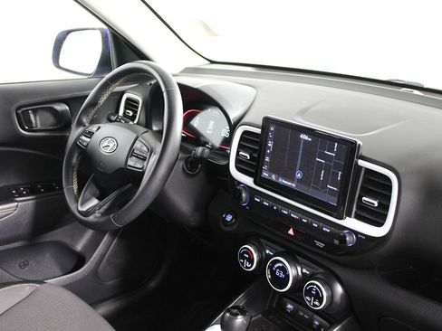 Used 2023 Hyundai Venue Limited FWD image 11