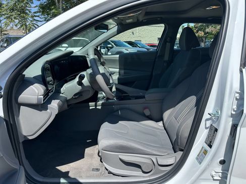 Used 2025 Hyundai Elantra SEL FWD image 25