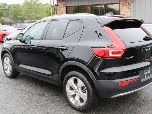 Used 2022 Volvo XC40 T4 Momentum FWD image 5