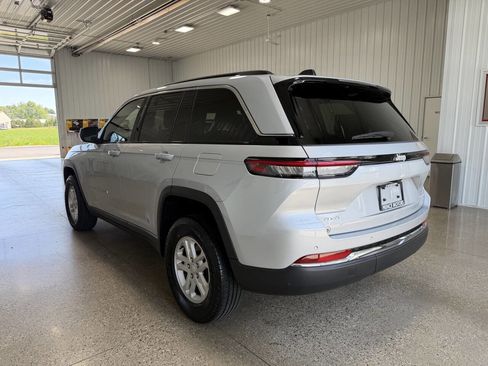 Used 2024 Jeep Grand Cherokee Laredo w/ Luxury Tech Group I AWD/4WD image 3