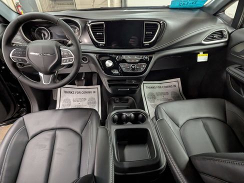 New 2026 Chrysler Pacifica Select image 10