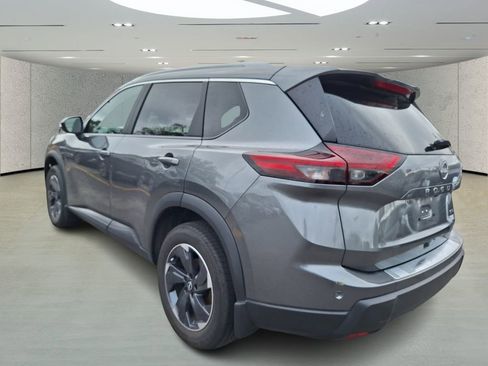 Used 2024 Nissan Rogue SV w/ SV Premium Package image 3