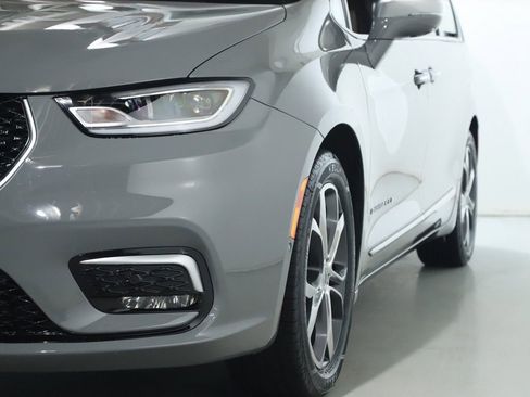 Used 2022 Chrysler Pacifica Pinnacle image 4