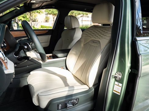 Used 2023 Bentley Bentayga Extended Wheelbase AWD/4WD image 8