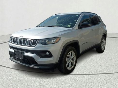 Used 2024 Jeep Compass Latitude AWD/4WD image 3
