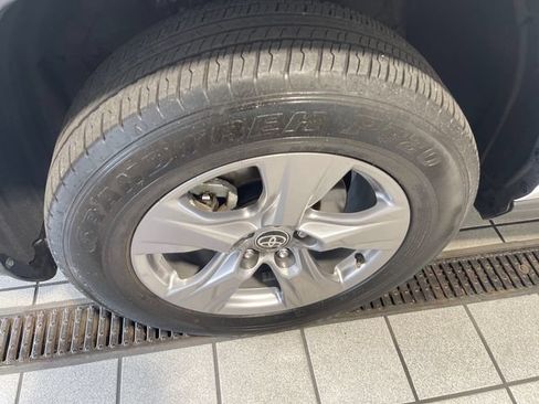 Used 2025 Toyota RAV4 XLE FWD image 5