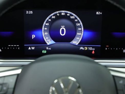 New 2025 Volkswagen Taos SE w/ Panoramic Sunroof Package FWD image 16