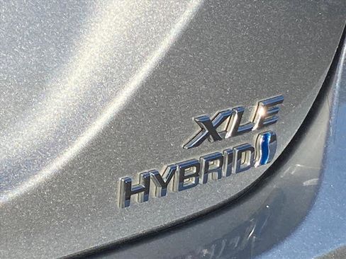 Used 2020 Toyota Camry XLE image 6