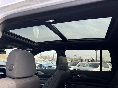 Certified 2025 Chevrolet Traverse LT w/ Sun and Wheel Package image 16