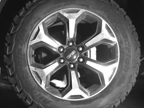 Used 2025 GMC Yukon XL AT4 w/ AT4 Premium Package AWD/4WD image 9