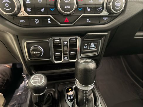 Used 2025 Jeep Wrangler Sahara image 17