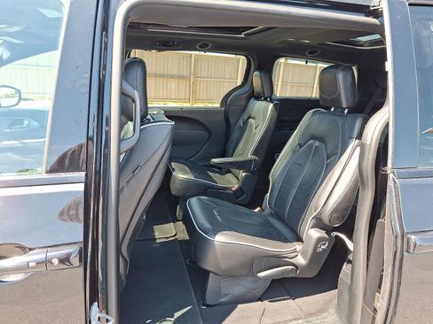 Used 2019 Chrysler Pacifica Limited FWD image 17