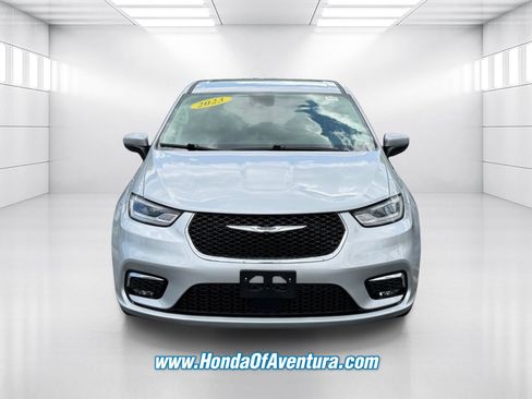 Used 2023 Chrysler Pacifica Touring-L FWD image 2
