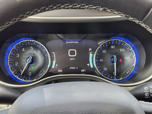 Used 2023 Chrysler Pacifica Touring-L FWD image 10