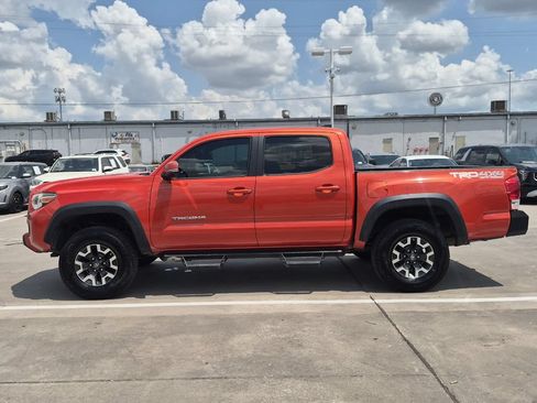 Used 2017 Toyota Tacoma TRD Off-Road w/ Tow Package (A/T) AWD/4WD image 3