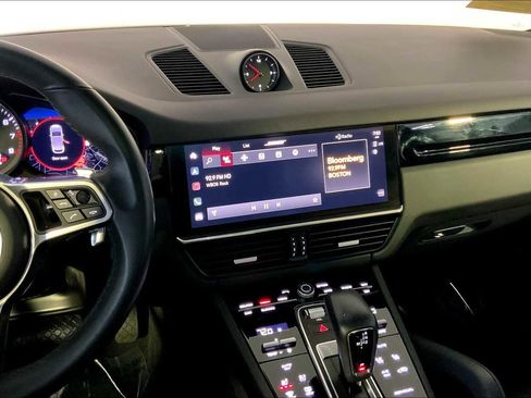 Used 2023 Porsche Cayenne w/ Premium Package image 16
