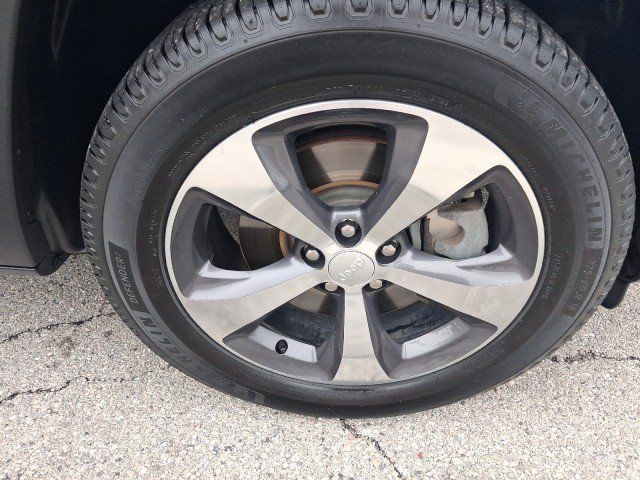 Used 2019 Jeep Cherokee Limited w/ Luxury Group AWD/4WD image 28