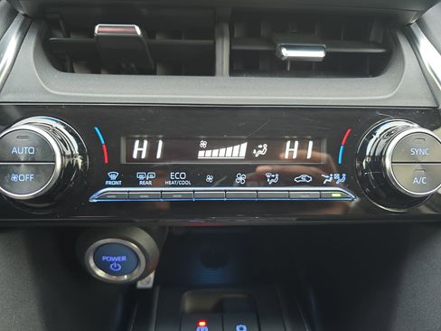 Used 2022 Toyota Venza LE image 21