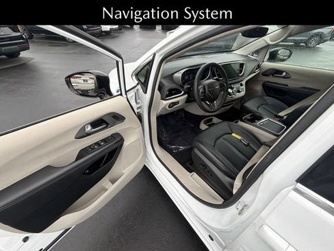 Used 2024 Chrysler Pacifica Limited FWD image 2