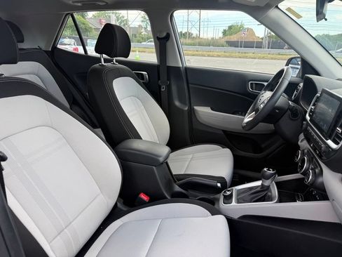 Used 2025 Hyundai Venue SEL FWD image 21