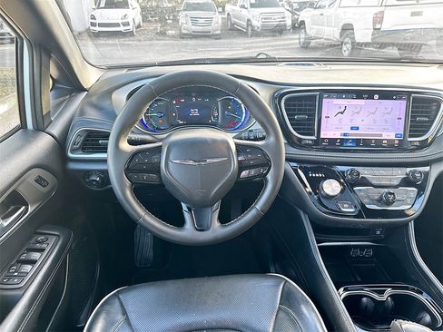 Used 2023 Chrysler Pacifica Limited w/ Uconnect Theater Family Group image 25