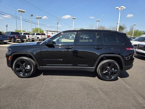 Used 2023 Jeep Grand Cherokee Limited w/ Black Appearance Package AWD/4WD image 6