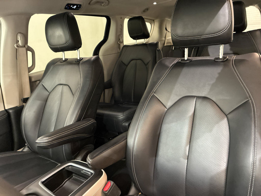 Used 2024 Chrysler Pacifica Limited FWD image 14