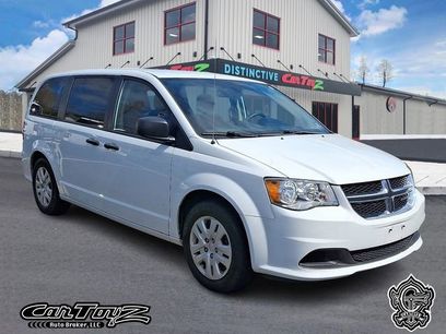 Used 2019 Dodge Grand Caravan SE w/ UConnect Hands-Free Group