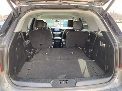 Used 2022 Ford Explorer XLT w/ Equipment Group 202A image 7