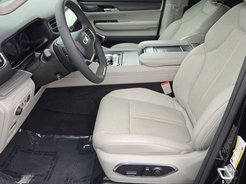 Used 2024 Jeep Wagoneer L Series II w/ Flexible Seating Group AWD/4WD image 11