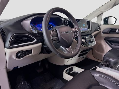 Used 2024 Chrysler Pacifica Touring-L FWD image 23