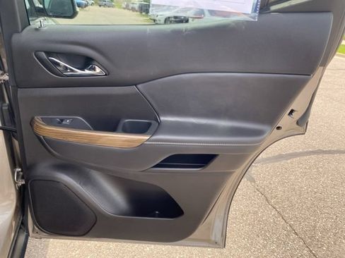 Used 2022 GMC Acadia SLE w/ Driver Convenience Package FWD image 29