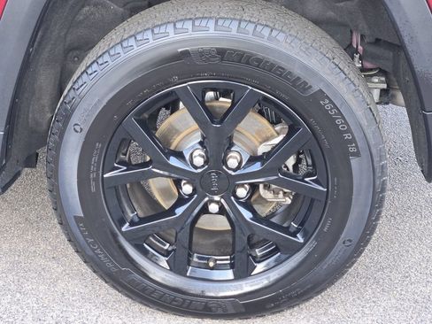 Used 2024 Jeep Grand Cherokee Altitude AWD/4WD image 9