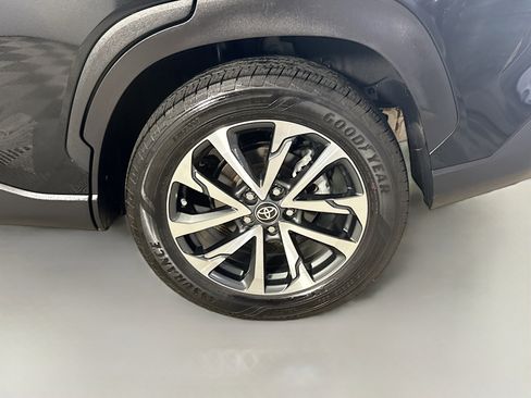 Used 2022 Toyota Corolla Cross XLE AWD/4WD image 37
