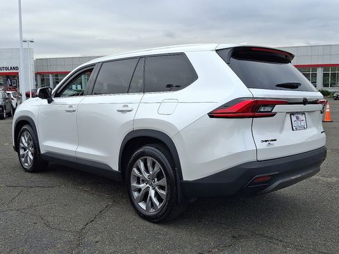 Used 2024 Toyota Grand Highlander XLE image 5