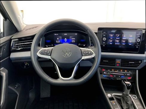 Used 2025 Volkswagen Jetta SE image 5