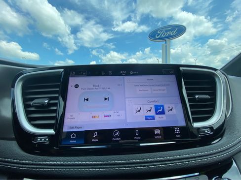 Used 2025 Chrysler Pacifica Select FWD image 26