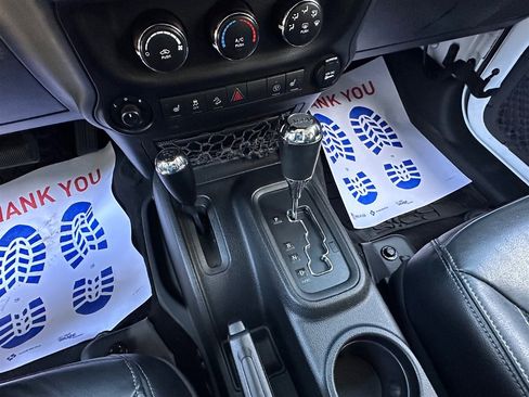 Used 2017 Jeep Wrangler Unlimited Sahara image 37