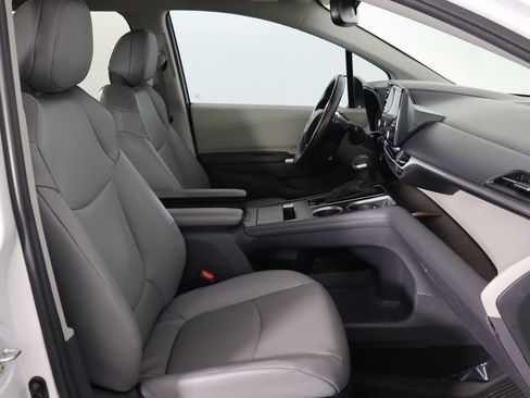 Used 2024 Toyota Sienna XLE FWD image 19