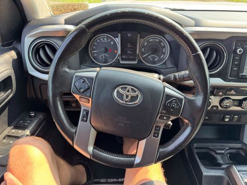 Used 2018 Toyota Tacoma SR5 AWD/4WD image 25